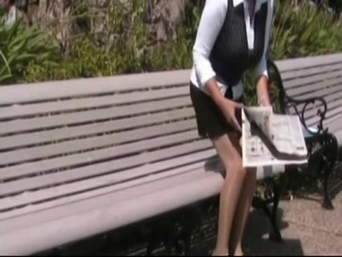Secretar demonstrează off minunat muie picioarele ei pantyhosed într-un parc