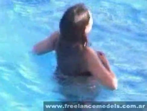 Argentinas desnudas en una piscina